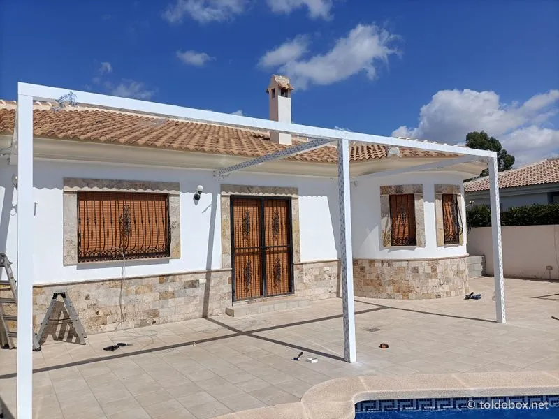 Montaje de pérgola de aluminio, instalado por Toldobox (2021)