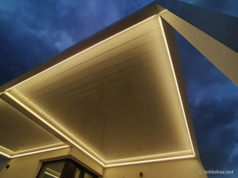 Pérgola bioclimática con luz LED, instalado por Toldobox (2024)