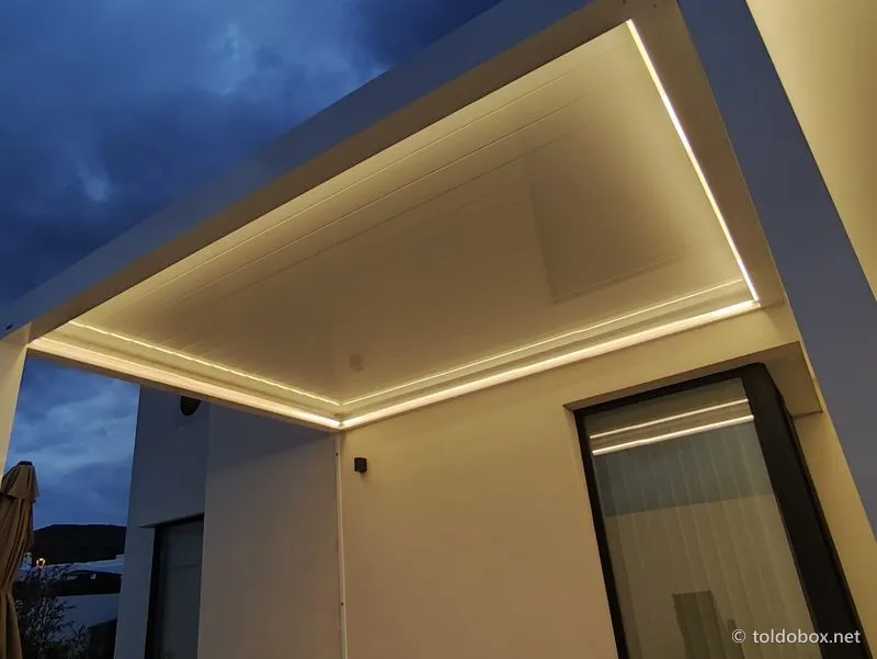 Pérgola bioclimática con luz LED, instalado por Toldobox (2024)