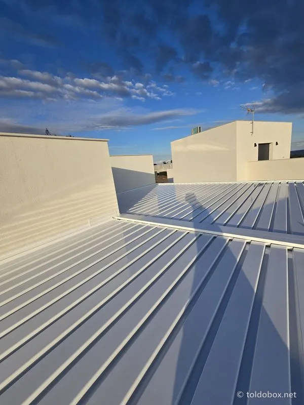 Pérgola bioclimática con luz LED, instalado por Toldobox (2024)