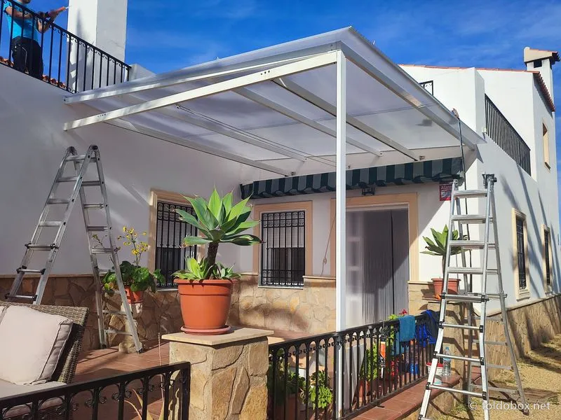 Pérgola con techo de policarbonato, instalado por Toldobox