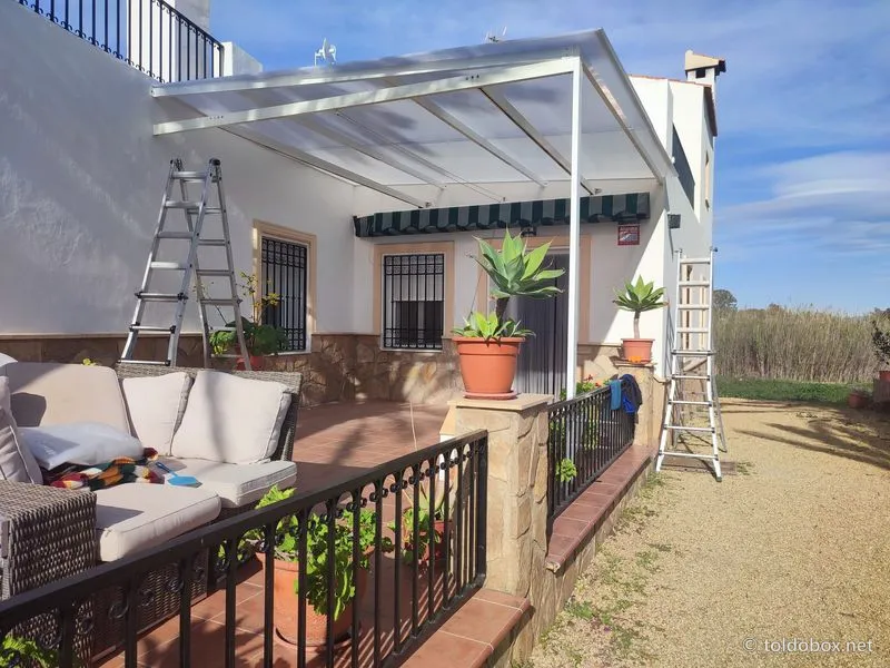 Pérgola con techo de policarbonato, instalado por Toldobox