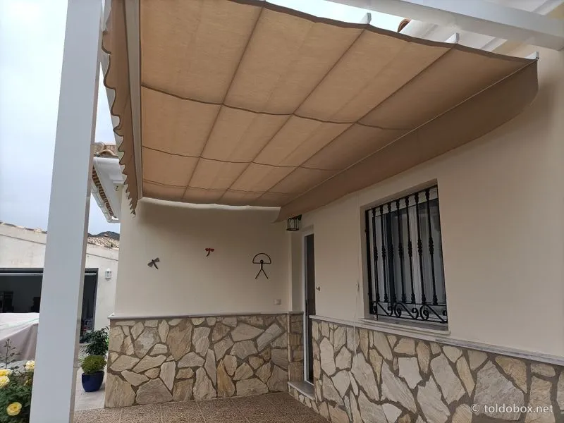 Pérgola de aluminio con toldo corredero, instalado por Toldobox (2021)