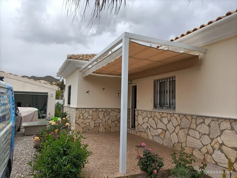 Pérgola de aluminio con toldo corredero, instalado por Toldobox (2021)