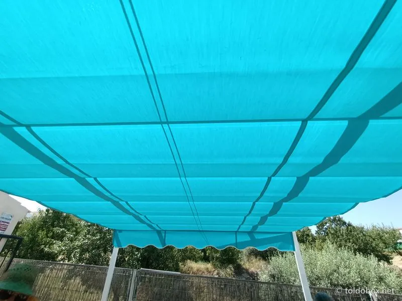 Pérgola de aluminio con toldo corredero, instalado por Toldobox (2021)