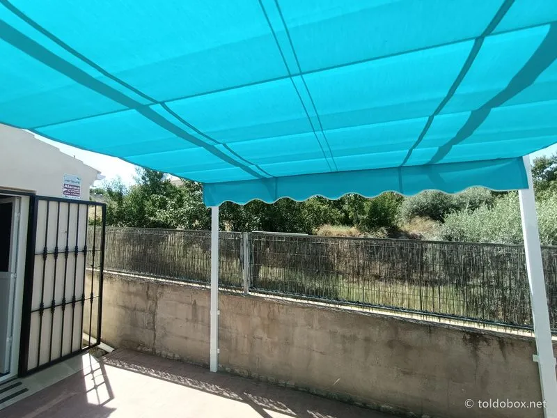 Pérgola de aluminio con toldo corredero, instalado por Toldobox (2021)