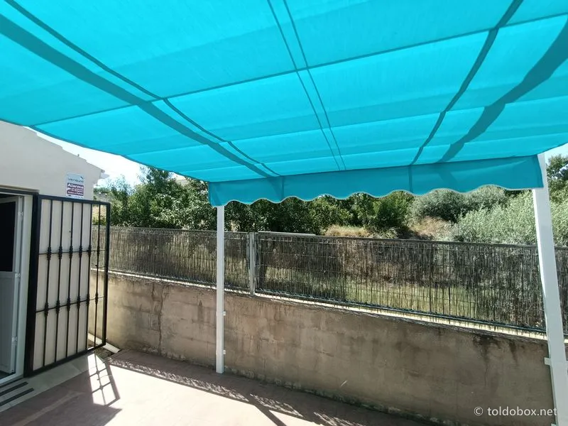 Pérgola de aluminio con toldo corredero, instalado por Toldobox (2021)