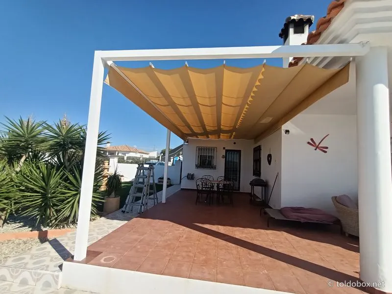 Pérgola de aluminio con toldo corredero, instalado por Toldobox (2021)