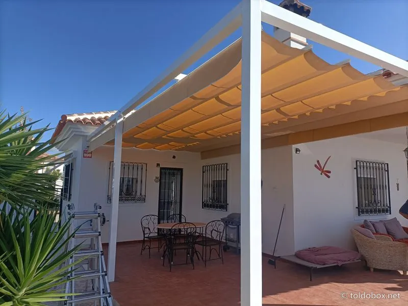 Pérgola de aluminio con toldo corredero, instalado por Toldobox (2021)