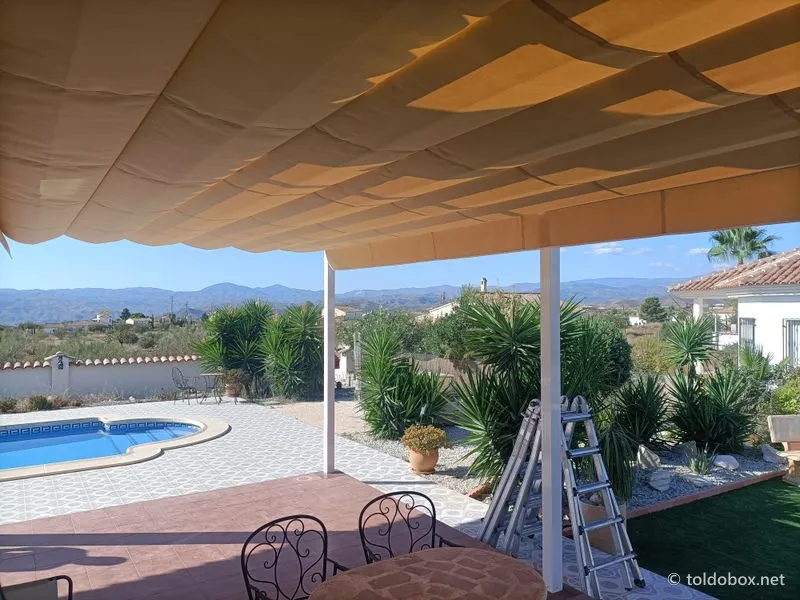 Pérgola de aluminio con toldo corredero, instalado por Toldobox (2021)