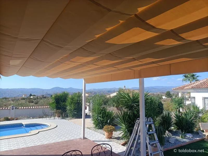 Pérgola de aluminio con toldo corredero, instalado por Toldobox (2021)