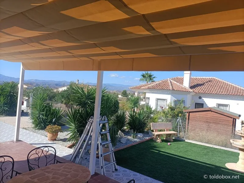 Pérgola de aluminio con toldo corredero, instalado por Toldobox (2021)