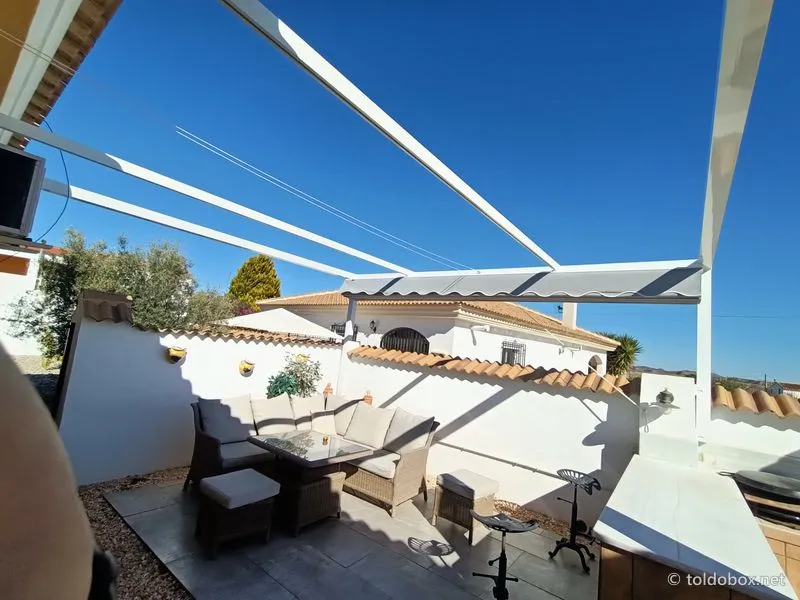 Pérgola de aluminio con toldo corredero, instalado por Toldobox (2022)