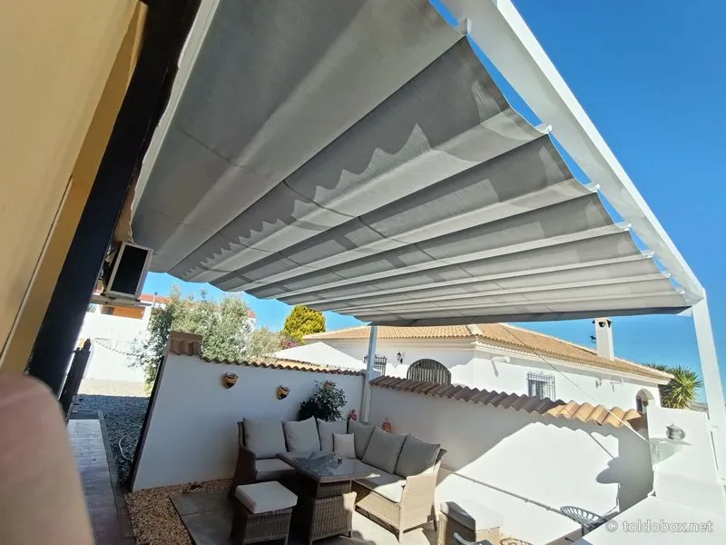 Pérgola de aluminio con toldo corredero, instalado por Toldobox (2022)