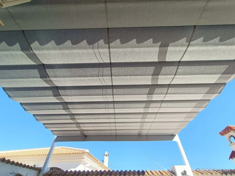 Pérgola de aluminio con toldo corredero, instalado por Toldobox (2022)