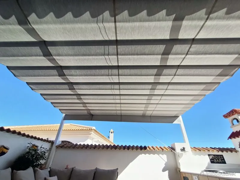 Pérgola de aluminio con toldo corredero, instalado por Toldobox (2022)