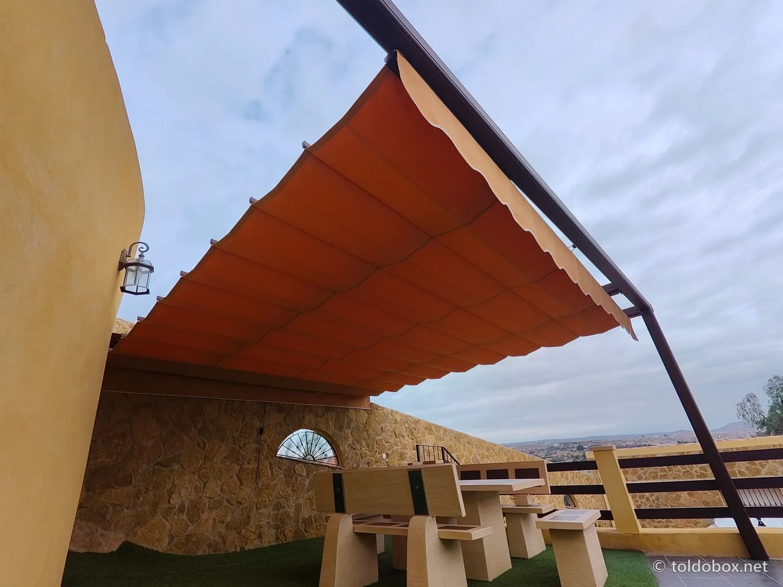Pérgola de aluminio con toldo corredero, instalado por Toldobox (2024)