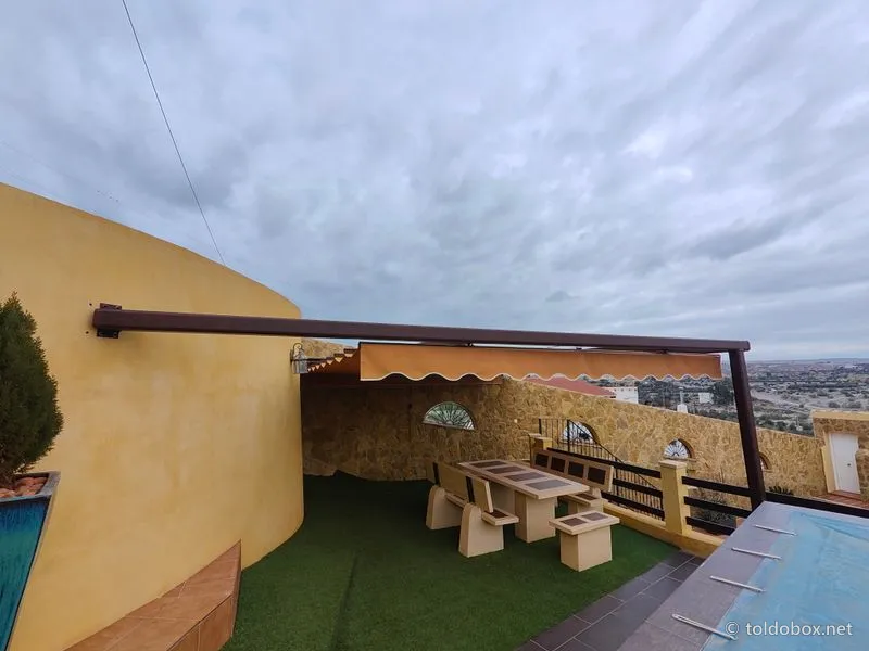 Pérgola de aluminio con toldo corredero, instalado por Toldobox (2024)
