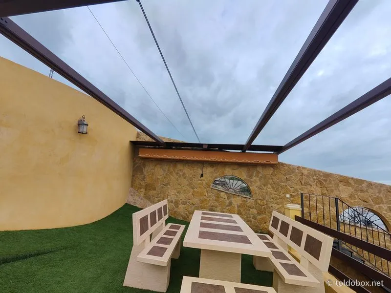 Pérgola de aluminio con toldo corredero, instalado por Toldobox (2024)