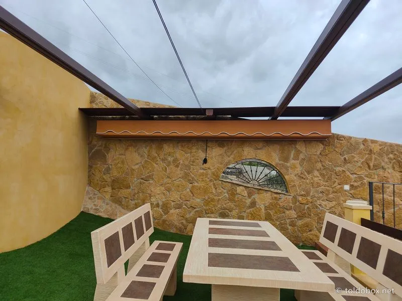 Pérgola de aluminio con toldo corredero, instalado por Toldobox (2024)