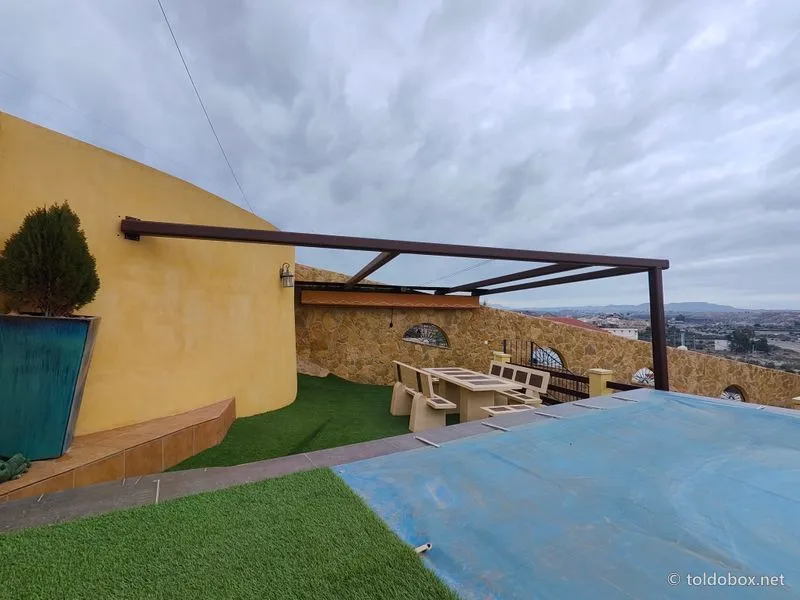 Pérgola de aluminio con toldo corredero, instalado por Toldobox (2024)
