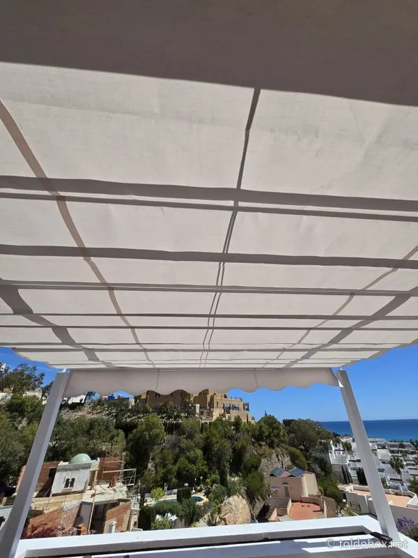 Pérgola de aluminio con toldo corredero, instalado por Toldobox (2024)