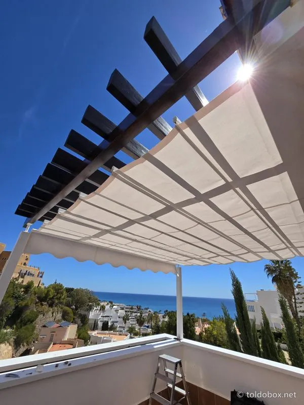 Pérgola de aluminio con toldo corredero, instalado por Toldobox (2024)