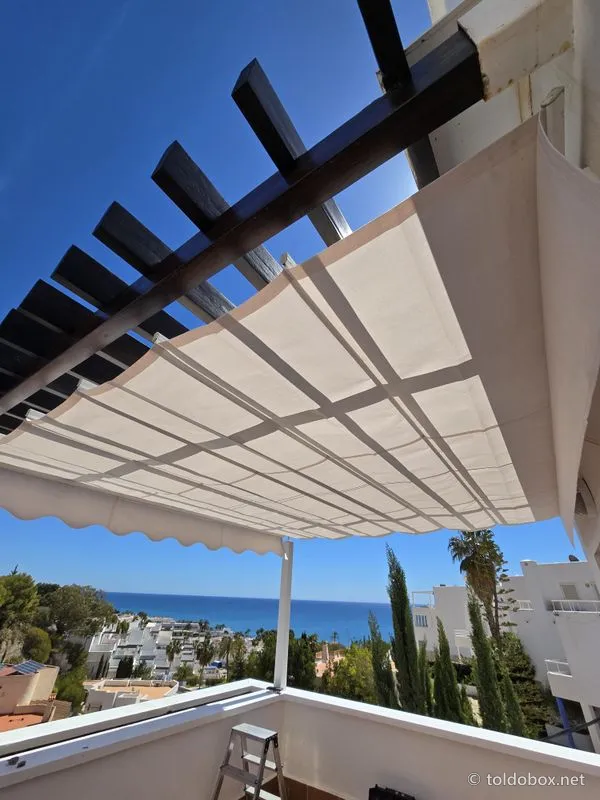 Pérgola de aluminio con toldo corredero, instalado por Toldobox (2024)