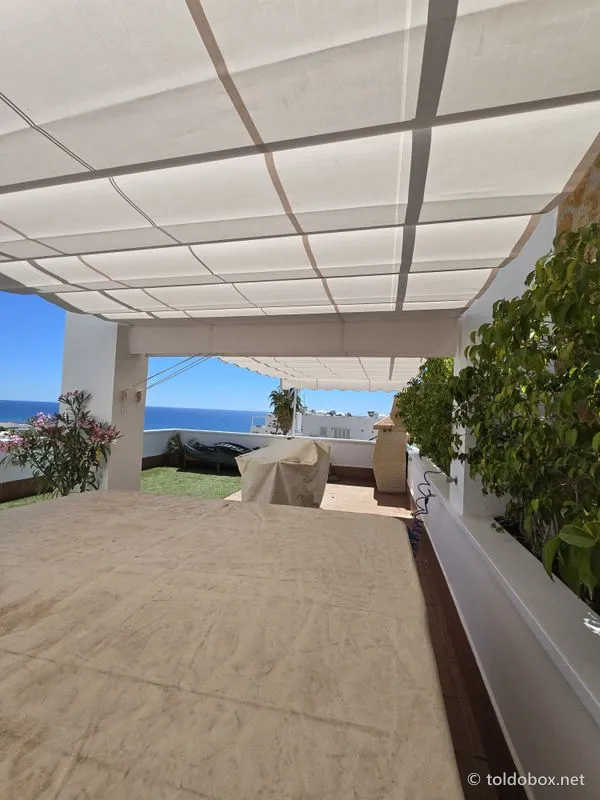 Pérgola de aluminio con toldo corredero, instalado por Toldobox (2024)