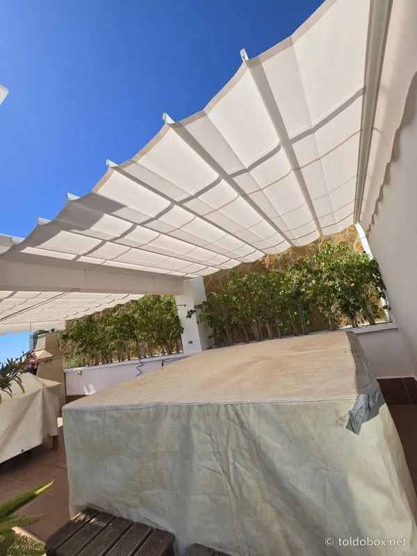 Pérgola de aluminio con toldo corredero, instalado por Toldobox (2024)