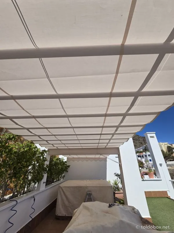 Pérgola de aluminio con toldo corredero, instalado por Toldobox (2024)