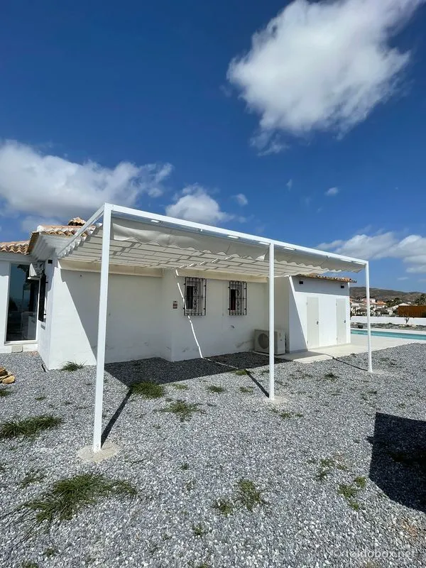 Pérgola de aluminio con toldo corredero, instalado por Toldobox (2026)