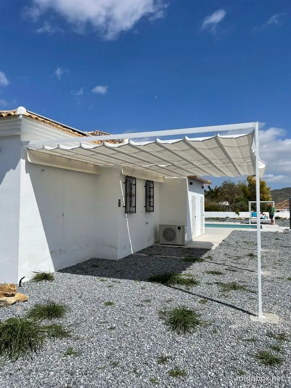 Pérgola de aluminio con toldo corredero, instalado por Toldobox (2026)