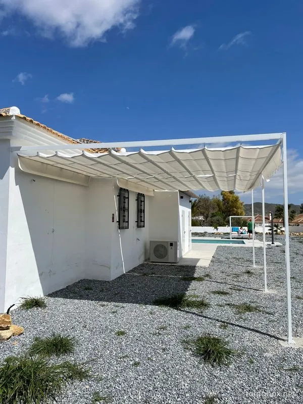 Pérgola de aluminio con toldo corredero, instalado por Toldobox (2026)