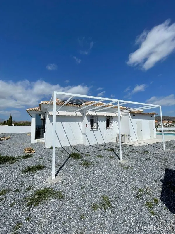 Pérgola de aluminio con toldo corredero, instalado por Toldobox (2026)