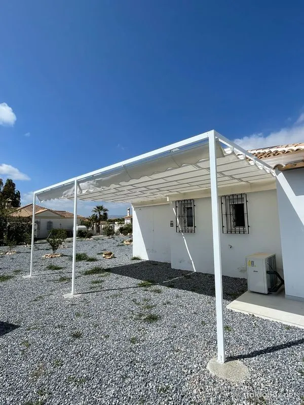Pérgola de aluminio con toldo corredero, instalado por Toldobox (2026)