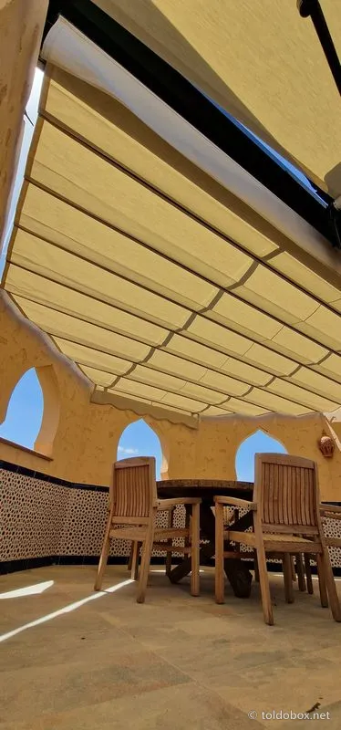 Pérgola de aluminio con toldo corredero, instalado por Toldobox (2026)