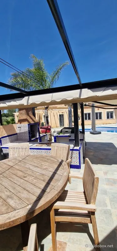 Pérgola de aluminio con toldo corredero, instalado por Toldobox (2026)