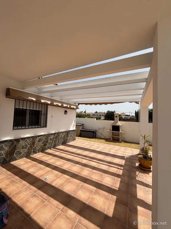 Pérgola de aluminio con toldo corredero, instalado por Toldobox