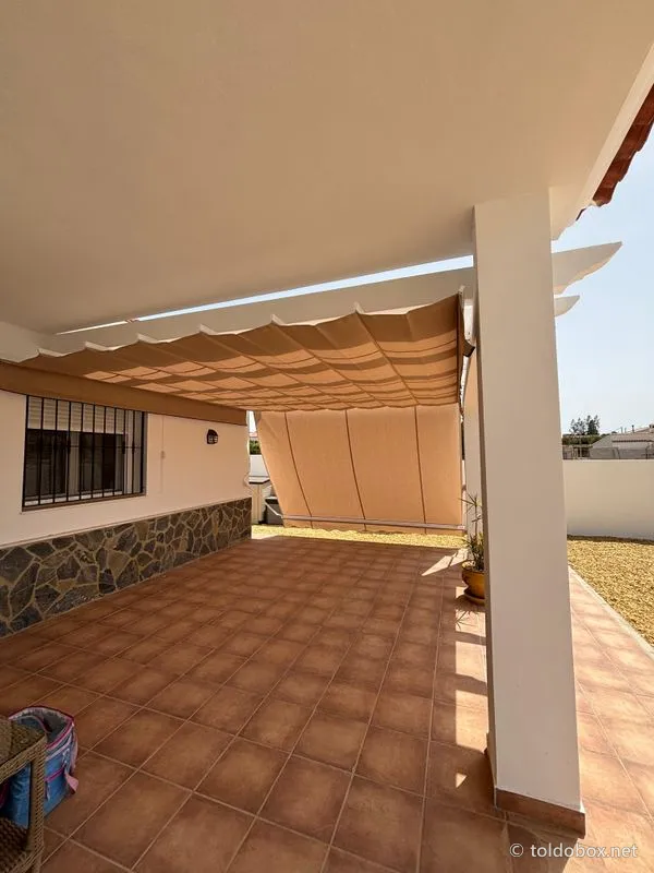 Pérgola de aluminio con toldo corredero, instalado por Toldobox