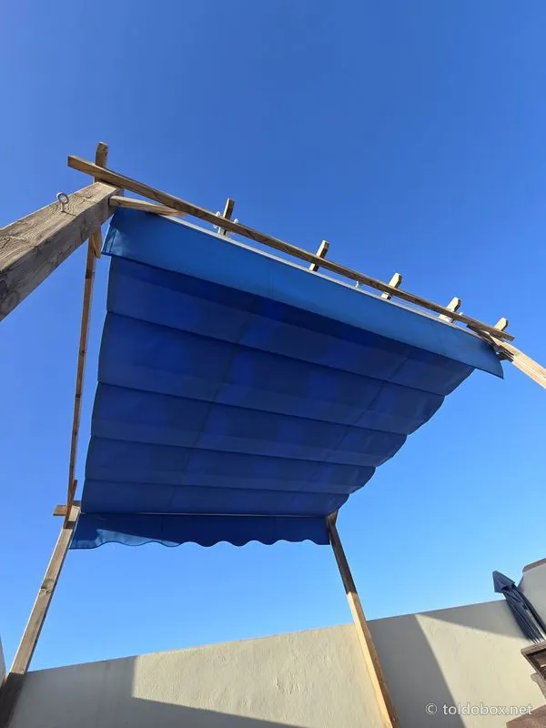 Pérgola de aluminio con toldo corredero, instalado por Toldobox