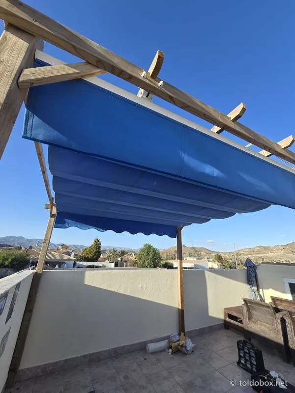 Pérgola de aluminio con toldo corredero, instalado por Toldobox