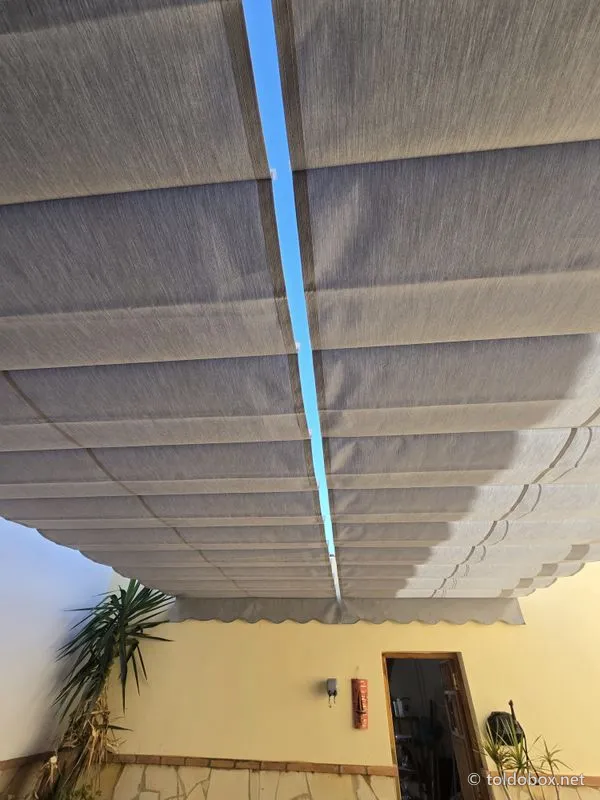 Pérgola de aluminio con toldo corredero, instalado por Toldobox