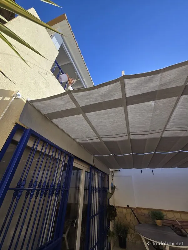 Pérgola de aluminio con toldo corredero, instalado por Toldobox