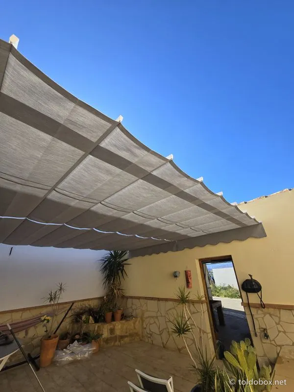 Pérgola de aluminio con toldo corredero, instalado por Toldobox