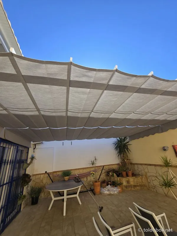 Pérgola de aluminio con toldo corredero, instalado por Toldobox