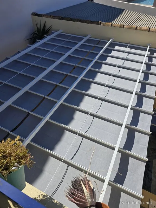 Pérgola de aluminio con toldo corredero, instalado por Toldobox