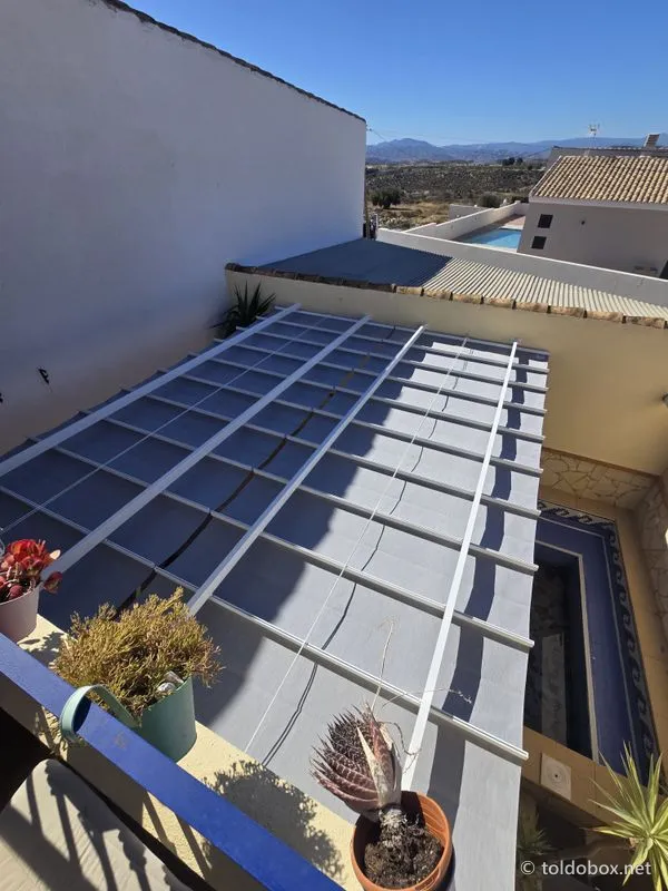 Pérgola de aluminio con toldo corredero, instalado por Toldobox