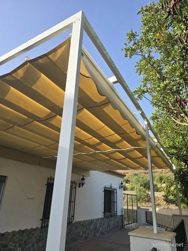 Pérgola de aluminio con toldo corredero, instalado por Toldobox