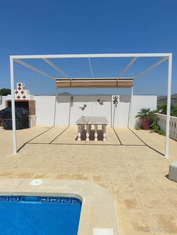 Pérgola de aluminio con toldo corredero, instalado por Toldobox
